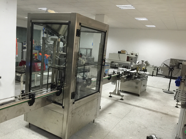 etiketöintikone capping line.jpg