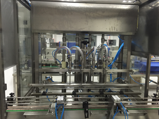 neljän pään täyttökoneisto.jpg