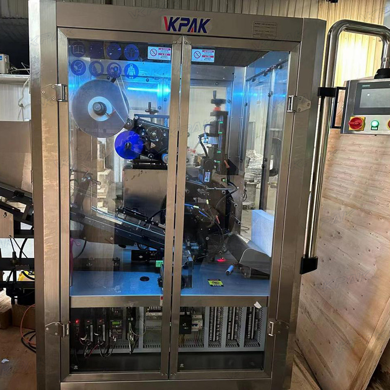 Automaattinen muovisten pehmeiden putkien etiketöintikone putkien syöttöjärjestelmällä