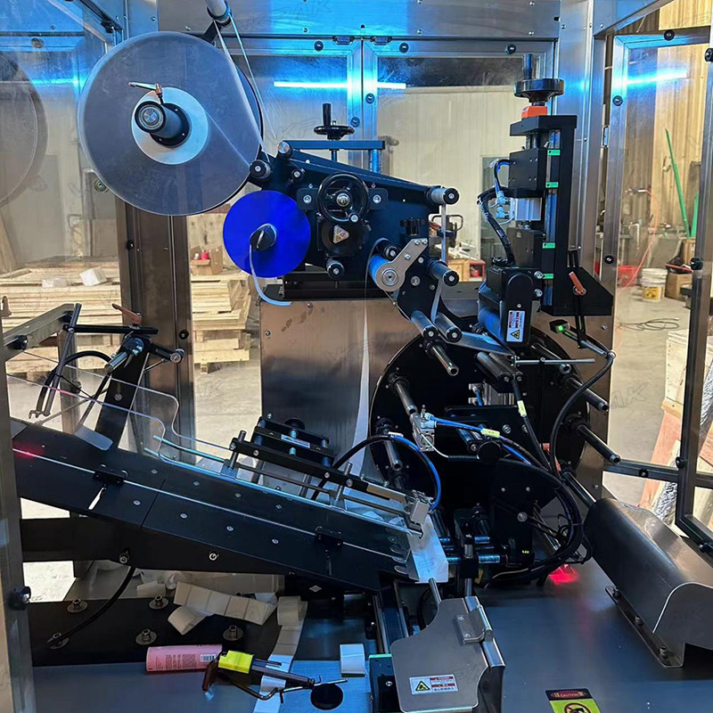 Automaattinen muovisten pehmeiden putkien etiketöintikone putkien syöttöjärjestelmällä