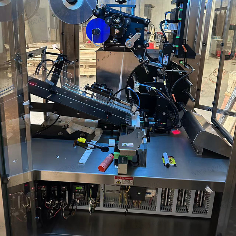 Automaattinen muovisten pehmeiden putkien etiketöintikone putkien syöttöjärjestelmällä