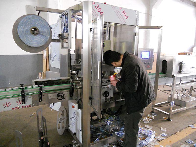 sleeve labeling machine with shrink tunnel China_Automatic_shrink_sleeve_labeling_machine_for_daily_use