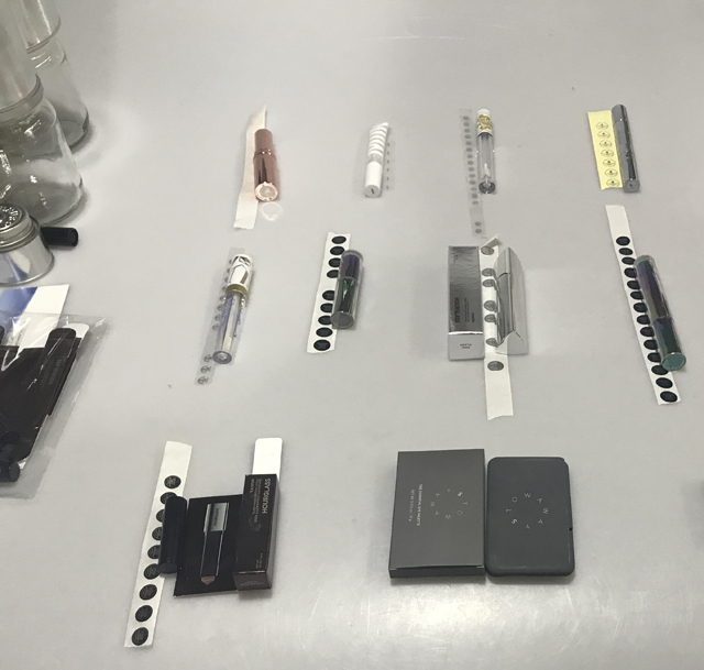 etiketit ja huulipuna kosmeettiset tuotteet.jpg