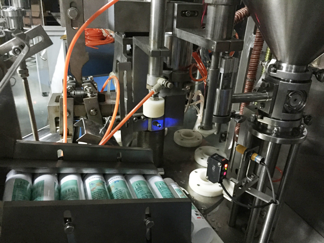 tubes holding feeding system automaattinen putkien syöttöjärjestelmä täyttöön sealing.jpg