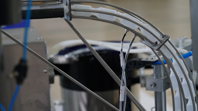 pullojen syöttölaite.jpg