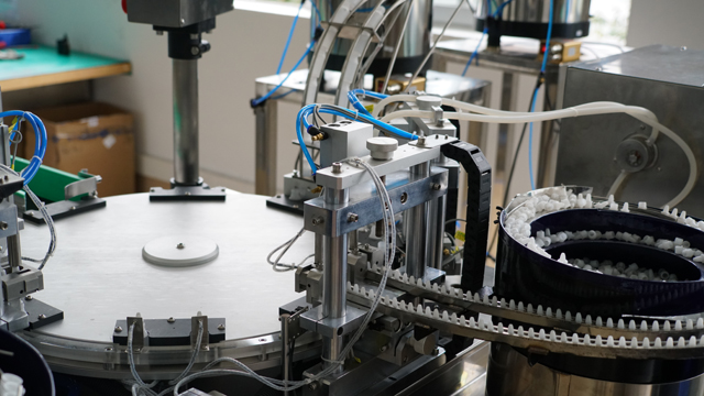 ROTARY-täyttö nesteen muovipulloihin.jpg