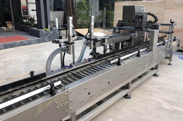 täyttööljysäiliön korkkikone.jpg