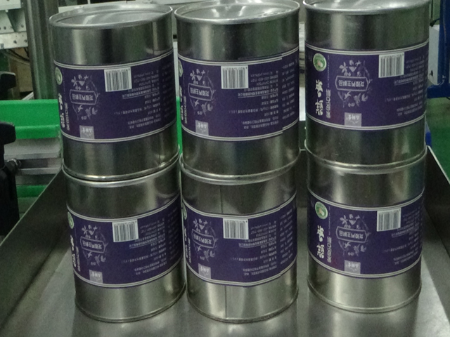 automatic vertical round bottle labeling equipment PYÖREÄT TÖLKIT LABELER ETIKETTIERMASCHINE.jpg