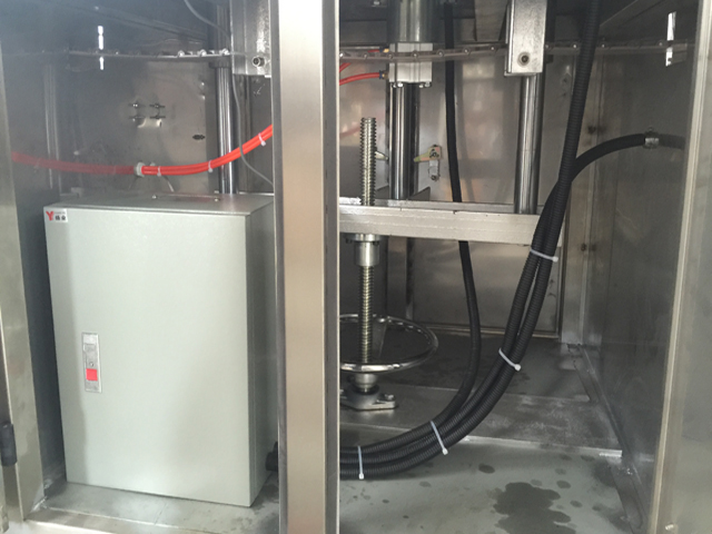 tölkkien sisällä sulkeva korkkikone.jpg