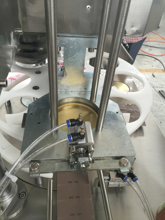 tölkkien sulkemiskoneet.jpg