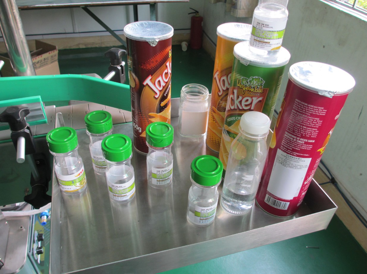 automatic vertical round bottle labeling equipment PYÖREÄT TÖLKIT LABELER ETIKETTIERMASCHINE.jpg