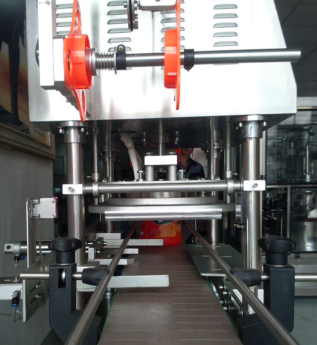 conveyor belt for jars sealing machine rulla filmin lataamiseen.jpg