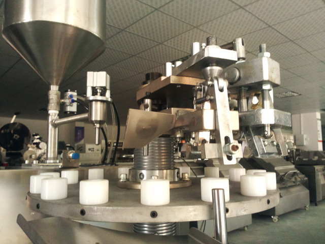 metal tubes filling folding machine putkien täyttösulkukoneet varastossa.jpg