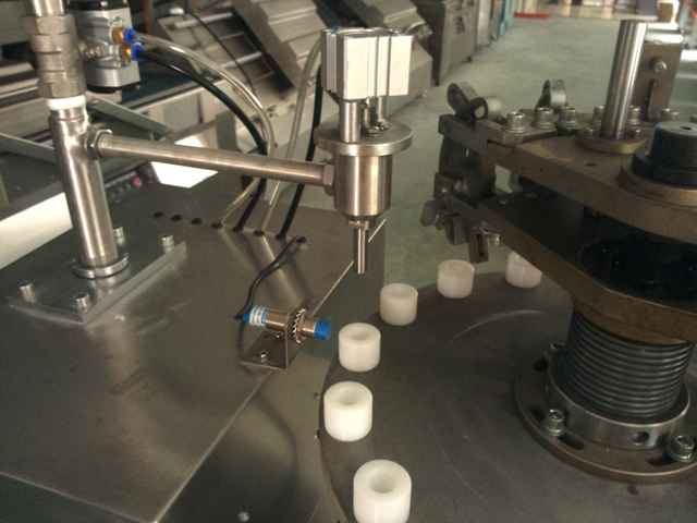 filling nozzles for aluminum tubes filling process metalliputkien tiivistetäyte.jpg
