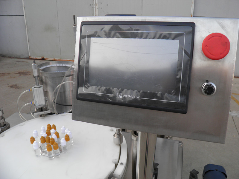 filling plugging capping labeling production line E nestemäinen PLC-pullon täyttökorkki labeling.jpg