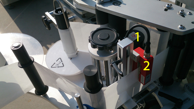 labeling machine for E liquid small bottles merkintä E-nestesulkukuvat.jpg