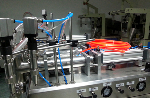 liquid filling machinery semi automatic vaakasuora nestetäyttö täysin pneumatic.jpg