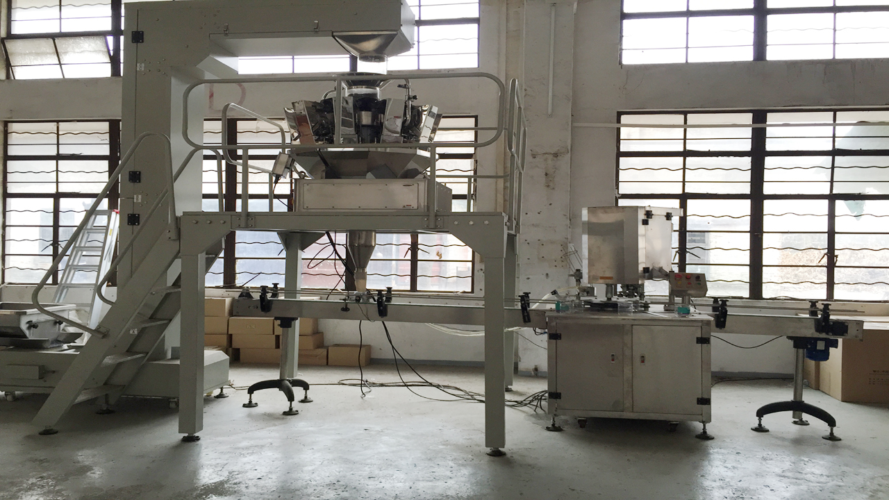 tölkkien täyttö sulkemiskoneet.jpg