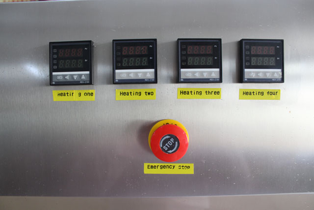 high speed automatic bottles screw capping machine tornillo de botella de nivelación de la máquina SULJE KUVA RUUVIKAPPALESTA MACHINE.jpg