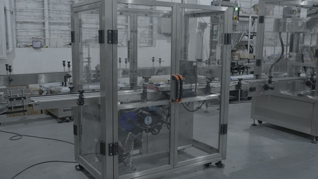 pohjapurkkien etiketöinti kone.jpg