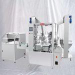 Nestemäisten pienten pullojen täyttökorkkien etiketöintikone Unscramblerilla