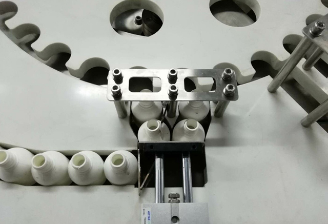 pullojen syöttölaite.jpg