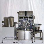 Monoblock-hiustenhoitoöljy pienten pullojen täyttö- ja puristuskorkkikone