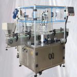 Pyörivä muovinen mehupullon korkkilaite Kannen hissin syöttölaitteella