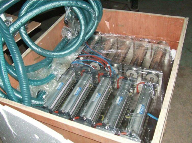 4 pään täyttökone puukotelossa.jpg