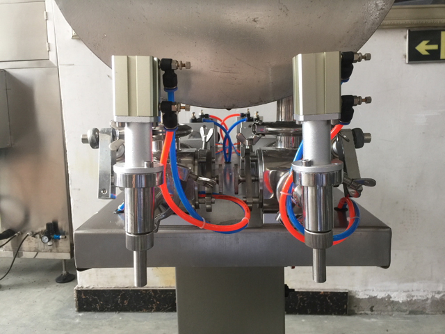 two filling nozzles pneumatic filler equipment suuttimet kaksi.jpg