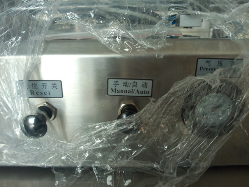 liquid filler semi automatic 8 unssin pullot hiusgeelille.jpg