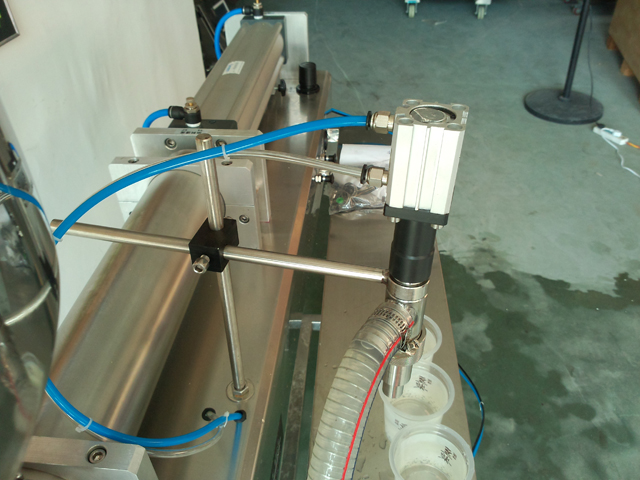 liquid filling machine for lotion shampoo cream SHampoo filler equipment.jpg