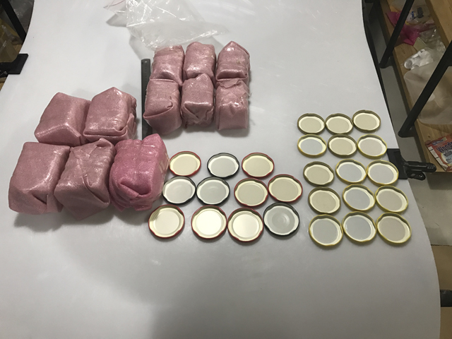 korkit ja pullot purkit tyhjiökappiin.jpg