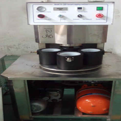 illustration of vacuum capping machine semi automatic kuvitus tyhjiökappaukseen.jpg