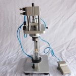 Puoliautomaattinen pneumaattinen pöytähajuvesilasipullojen puristuskone