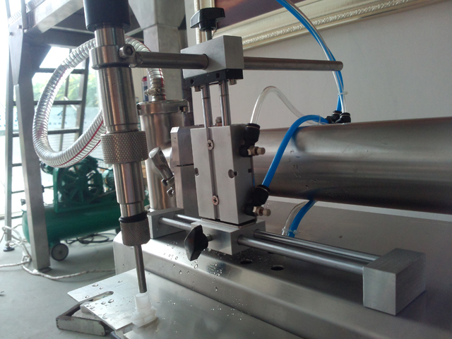 filling nozzle close picture SPOUT BAG FILLER ILMAN HOPPERIA.jpg