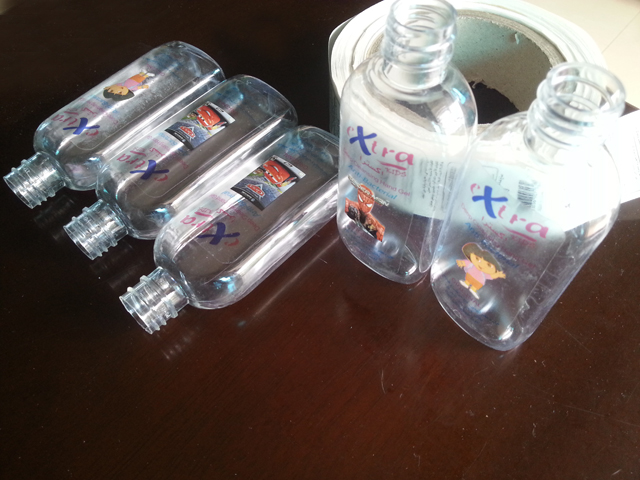 transparent labels labelled samples bottles plane surface Mrwan näyte läpinäkyvistä etiketeistä ja pulloista (3).jpg