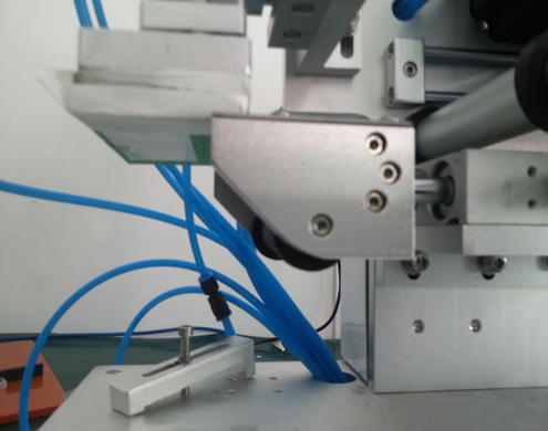 semi automatic flat bottles labeling equipment litteä etiketöintikone PLC Advanced (2).jpg