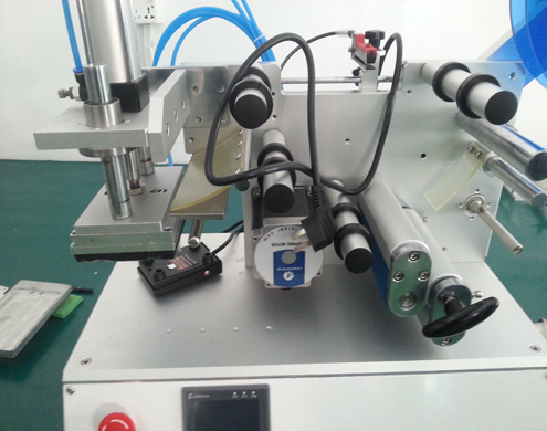 flat surface labeling equipment semi automatic tasaisen pinnan etiketöintilaite (3).jpg