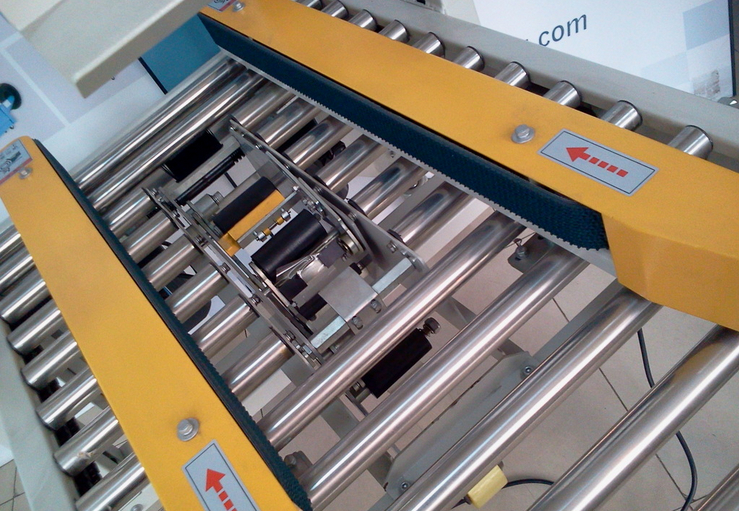 carton sealing stainless steel roll lähikuva kartonkipakkauskoneeseen semi auto.jpg