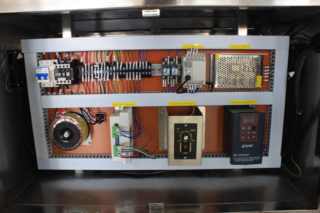 täyttökorkkikoneen kokoonpano