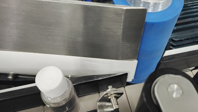 pullojen etiketöintiprosessi.jpg