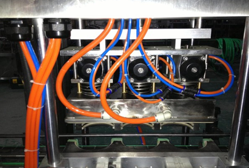 vacuum capper linear tyhjiökapituspäiden osa close shot.jpg