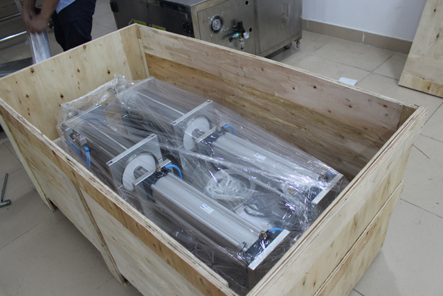 kone puukotelon sisällä.jpg