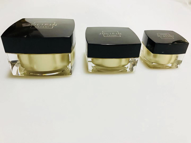 nelikulmaiset mustat purkit korkin sulkemiseen