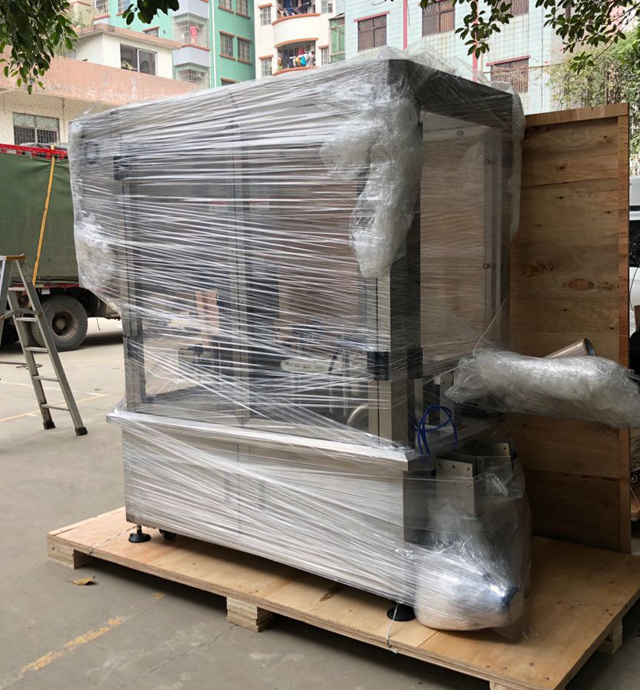 kermapurkkien korkkikone puukotelossa